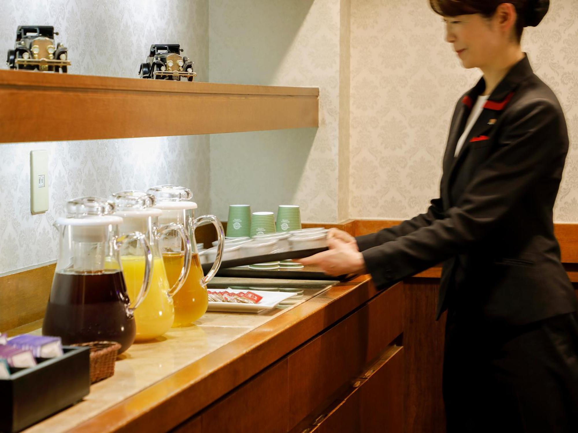 Premier Hotel -Tsubaki- Sapporo Exterior foto A flight attendant working on board a plane